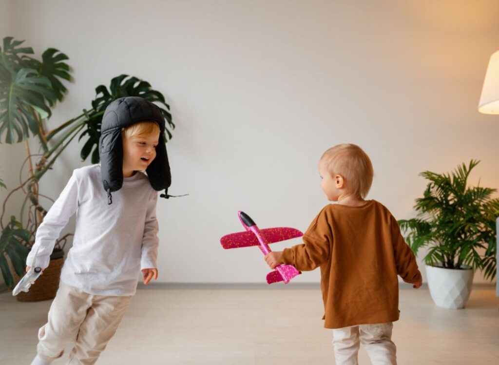 gyermekek játszanak egy szobában